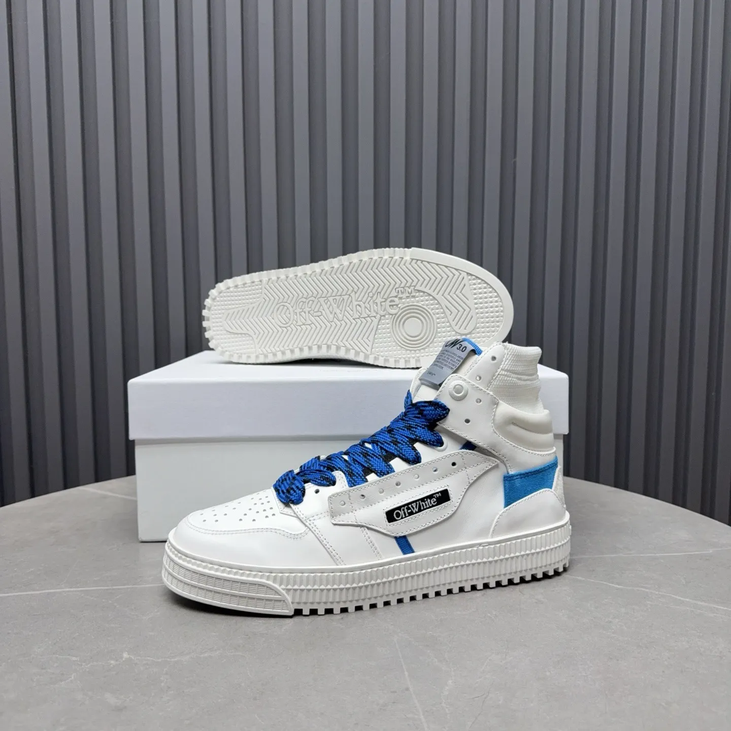 Men's shoes💰740 OFF WHITE ⚡️Couple style⚡️The latest spring style street casual shoes, released with the highest quality version on the market👊Series original mold opening, original lasting, production technology 1:1 original version➰🔜The best choice for more and more celebrities and Internet celebrities🔸In the classics Changes in the code🔸Innovate in the trend🔸Strive to break away from the shackles of bad street design🔝Although he is not the originator of fashion design, he is definitely a shining dark horse in avant-garde design🐴🆙Do not follow the trend🔅Not universal beauty🔅 Fabric💯First-layer cowhide Lining💯Imported skin-friendly and environmentally friendly polyester mesh Foot pads💯Original molded high-elastic environmentally friendly molding pads Midsole💯Made with original last-last technology Outsole💯Rubber outsole Packaging💯Official website synchronizes full set of packaging (brand wrapping paper, brand certificate, brand cloth bag) Code numbers 35-44, 45 46 Customized